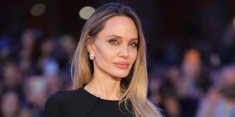 Анджелина Джоли доказала: чёрное платье за 30 долларов выглядит дороже любых брендов