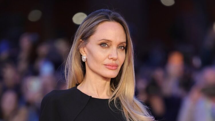 Анджелина Джоли доказала: чёрное платье за 30 долларов выглядит дороже любых брендов