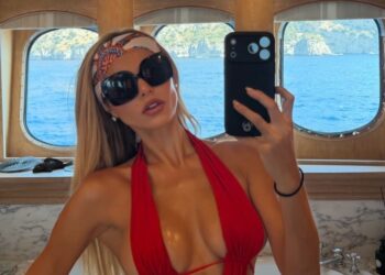 Брукс Надер ответила на хейт из-за топлес-фото с отцом: «Теперь довольны?»