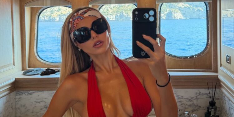Брукс Надер ответила на хейт из-за топлес-фото с отцом: «Теперь довольны?»