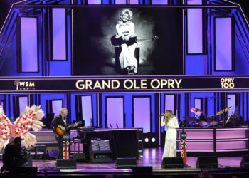 Долли Партон устроила трибьют в Grand Ole Opry: зал рыдал от счастья