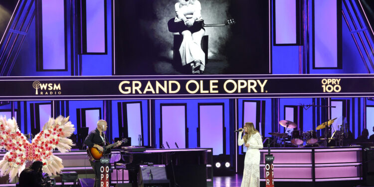 Долли Партон устроила трибьют в Grand Ole Opry: зал рыдал от счастья