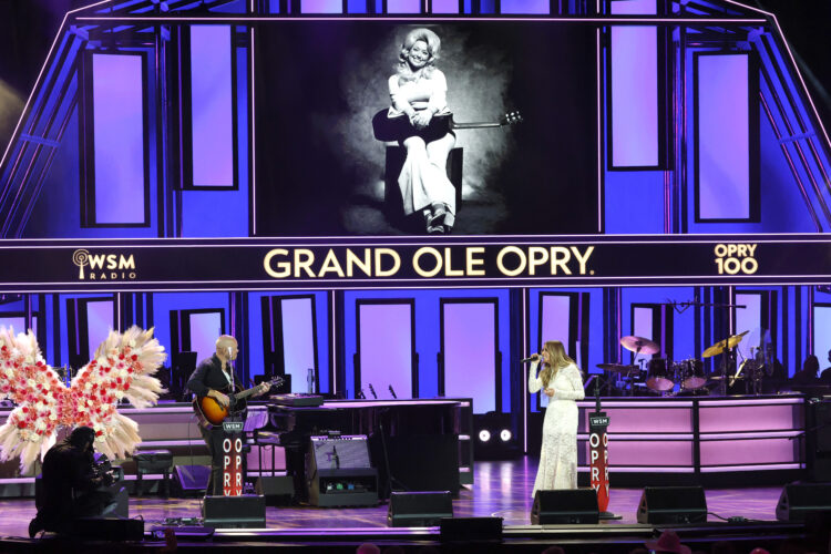 Долли Партон устроила трибьют в Grand Ole Opry: зал рыдал от счастья