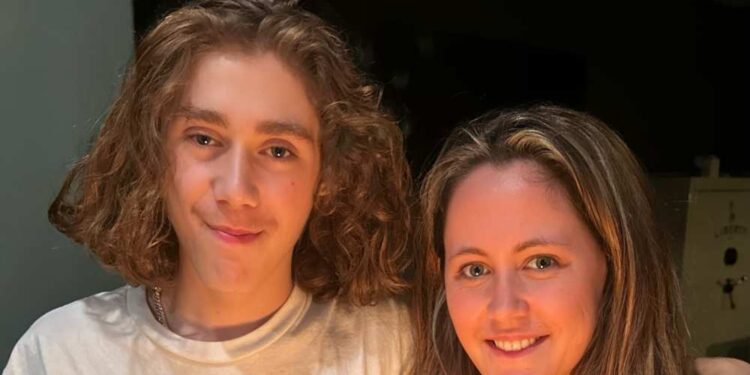 Джанель Эванс поздравила старшего сына Джейса с 17-летием. Праздник пришёлся на непростой для семьи период — об этом звезда реалити-шоу «Teen Mom» рассказала в личном блоге.