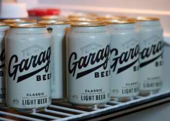 Джейсон Келси спел о моче фанатов в рекламе Garage Beer