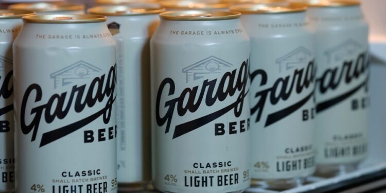 Джейсон Келси спел о моче фанатов в рекламе Garage Beer
