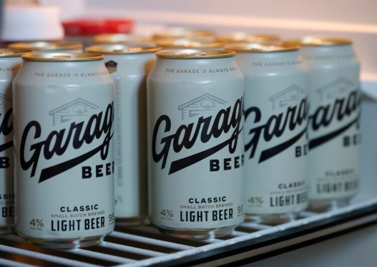 Джейсон Келси спел о моче фанатов в рекламе Garage Beer
