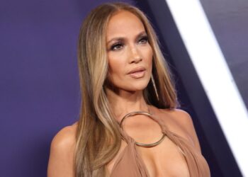 Дженнифер Лопес подсказала, где купить такие же балетки, как у нее: копия за $27