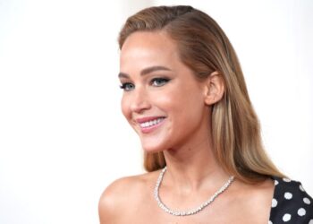 Дженнифер Лоуренс сделала мюли на низком каблуке главным трендом осени