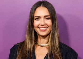 Джессика Альба нашла трендовую замену голубым джинсам — и это шоколадный оттенок за $37