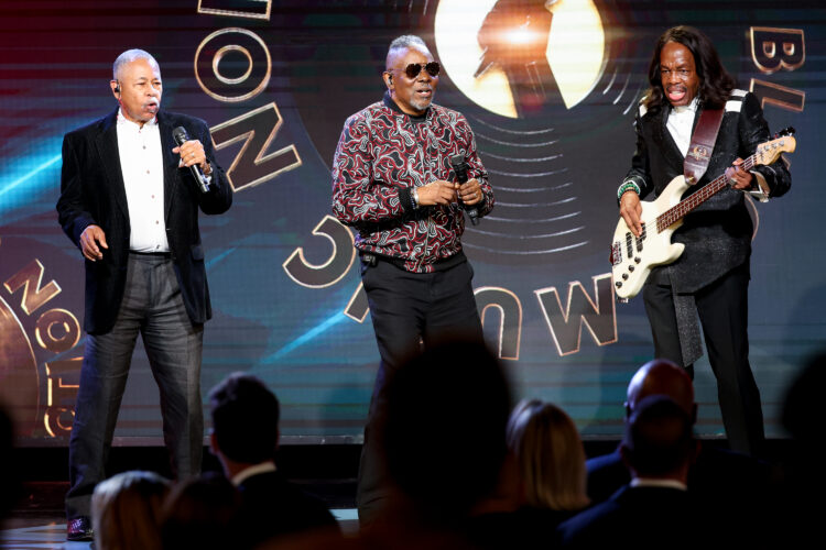 Earth, Wind & Fire экстренно перенесли концерт: у участника группы сердечный инцидент