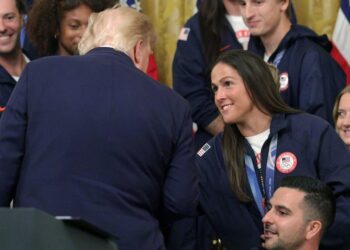 Хоккеистки сборной США добрались до Белого дома: визит после скандала