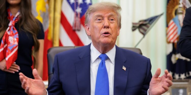 Как Трамп тайно сбежал из Турции, спрятавшись в кейтеринговом фургоне