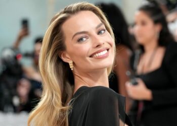 Марго Робби вышла на съёмки приквела «Одиннадцати друзей Оушена» в ботфортах — и это уже главный осенний тренд