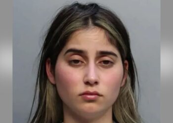 Мать вылила горячий воск на дочерей и подожгла кухню — видео попало в сеть