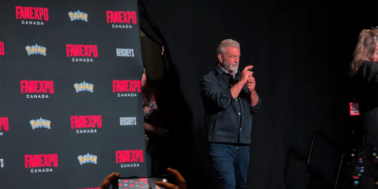 Мэл Гибсон высмеял сурдопереводчика на Fan Expo Canada