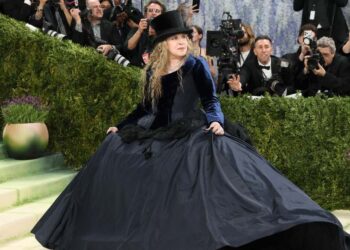Met Gala 2027 посвятят Джону Гальяно