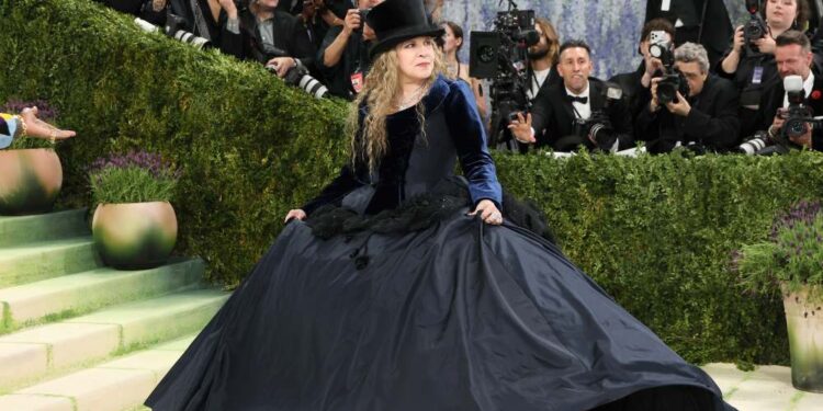 Met Gala 2027 посвятят Джону Гальяно