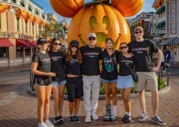 Мэтт Дэймон засветился в Disneyland с женой и четырьмя дочерьми