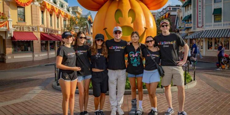 Мэтт Дэймон засветился в Disneyland с женой и четырьмя дочерьми
