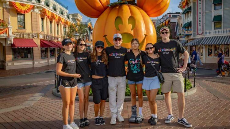 Мэтт Дэймон засветился в Disneyland с женой и четырьмя дочерьми