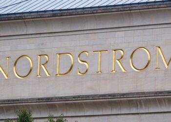 Nordstrom: 13 брендов со скидками до 65% на летней распродаже