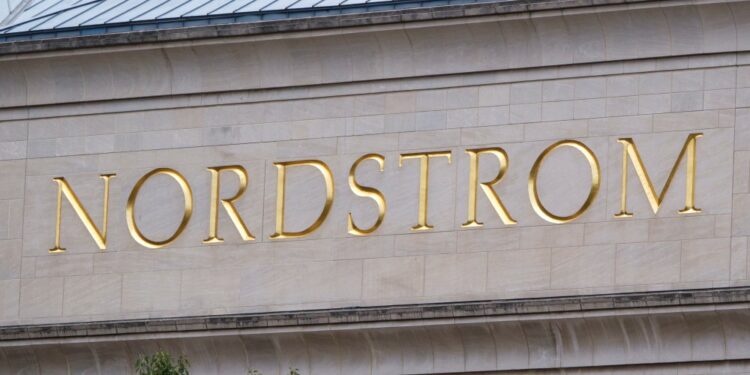 Nordstrom: 13 брендов со скидками до 65% на летней распродаже