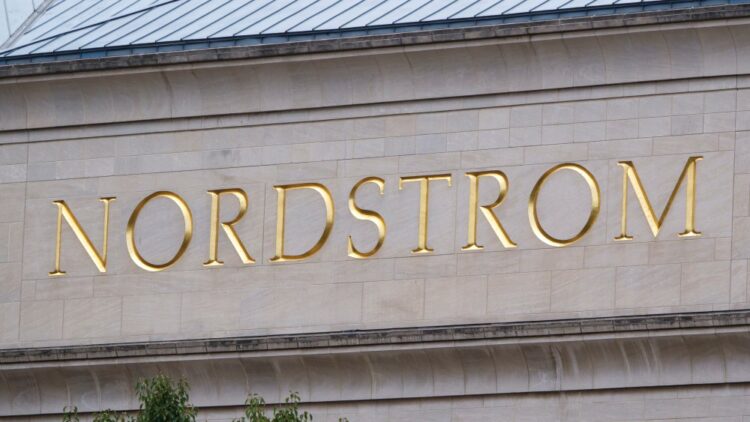 Nordstrom: 13 брендов со скидками до 65% на летней распродаже
