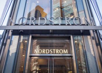 Nordstrom урезал цены на джинсы: скидки до 55% на распродаже