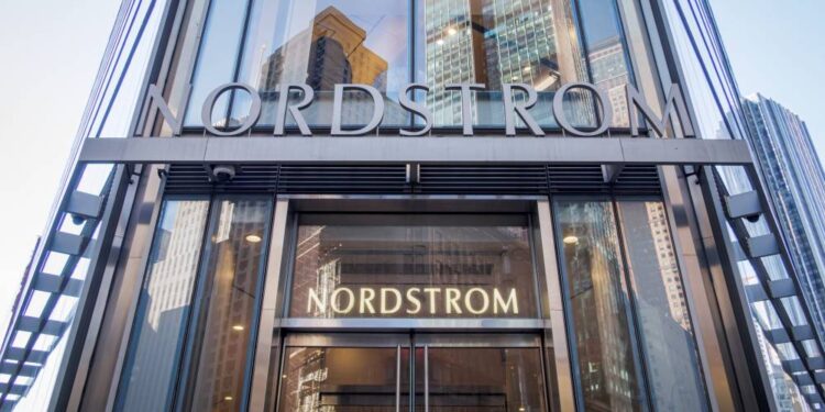 Nordstrom урезал цены на джинсы: скидки до 55% на распродаже