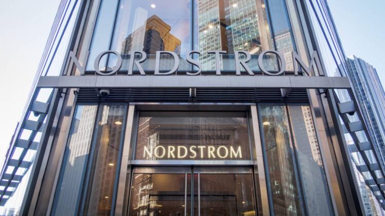 Nordstrom урезал цены на джинсы: скидки до 55% на распродаже