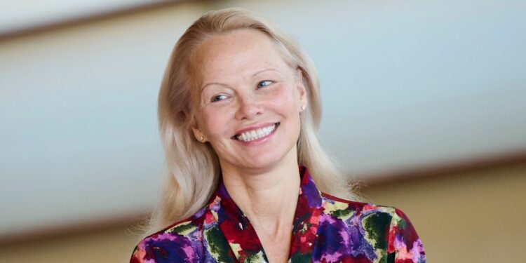 Памела Андерсон: платье-мечта за 31 доллар для женщин 50+
