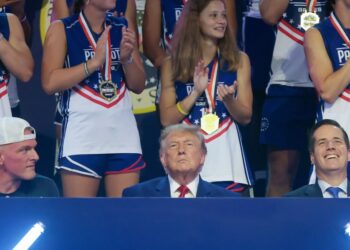 Пэт Макафи ответил на критику за поездку на Игры патриотов с Трампом