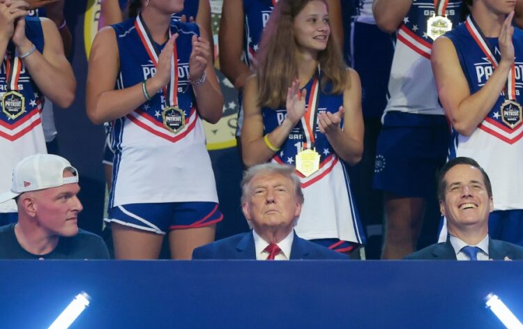 Пэт Макафи ответил на критику за поездку на Игры патриотов с Трампом