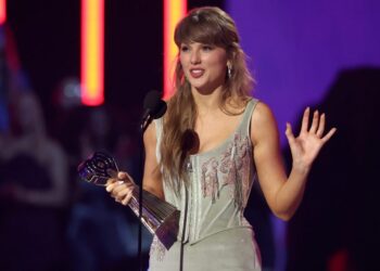 Тейлор Свифт призналась: песня «Tim McGraw» предсказала её жизнь — включая свадьбу с Келси
