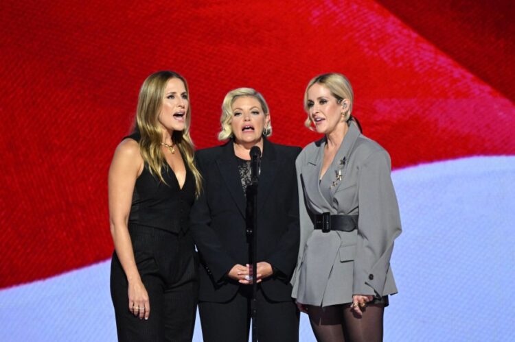 The Chicks пошутили о здоровье Макконнелла на концерте
