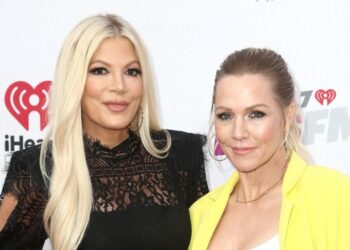 Тори Спеллинг не готова обсуждать уход из подкаста «9021OMG» — и просит дать ей время.