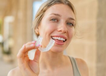 Выравнивание зубов без визитов к стоматологу: бренд SmileSet обещает голливудскую улыбку с доставкой домой