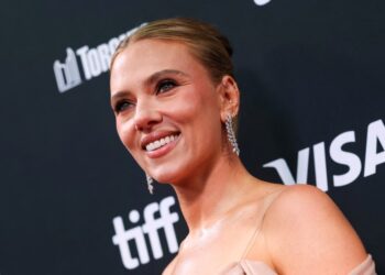 **Заголовок:** Скарлетт Йоханссон нашла идеальные туфли за $33